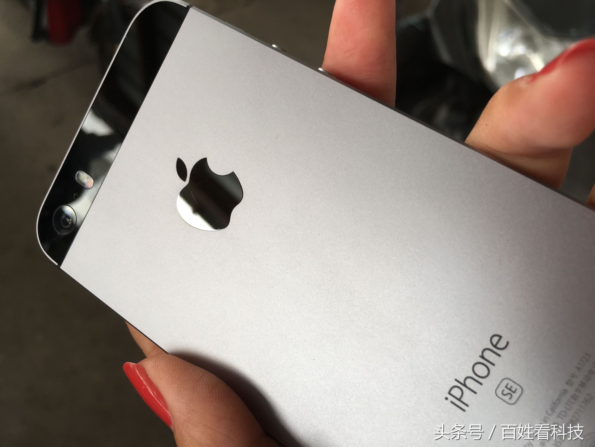 iphone后面的logo会刮花吗,苹果背后的logo划伤修复