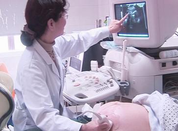 孕妈在怀孕期间不关注饮食，上厕所时竟然出现了血便