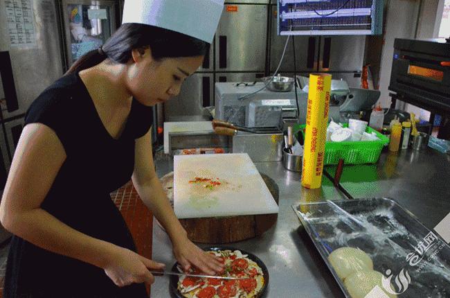 有颜值的披萨制作,合川女汉子