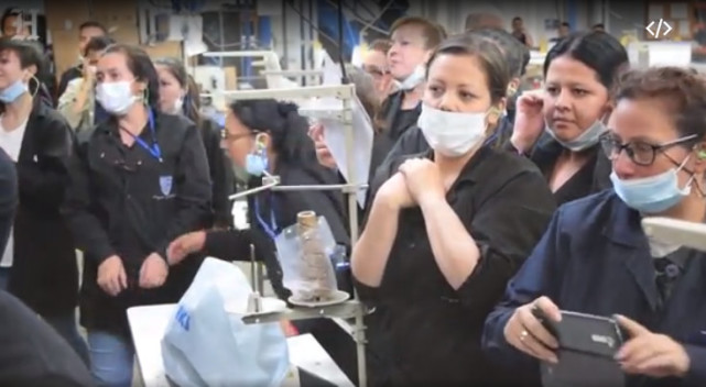 男子用枪瞄准自己的女友,男子用枪射人