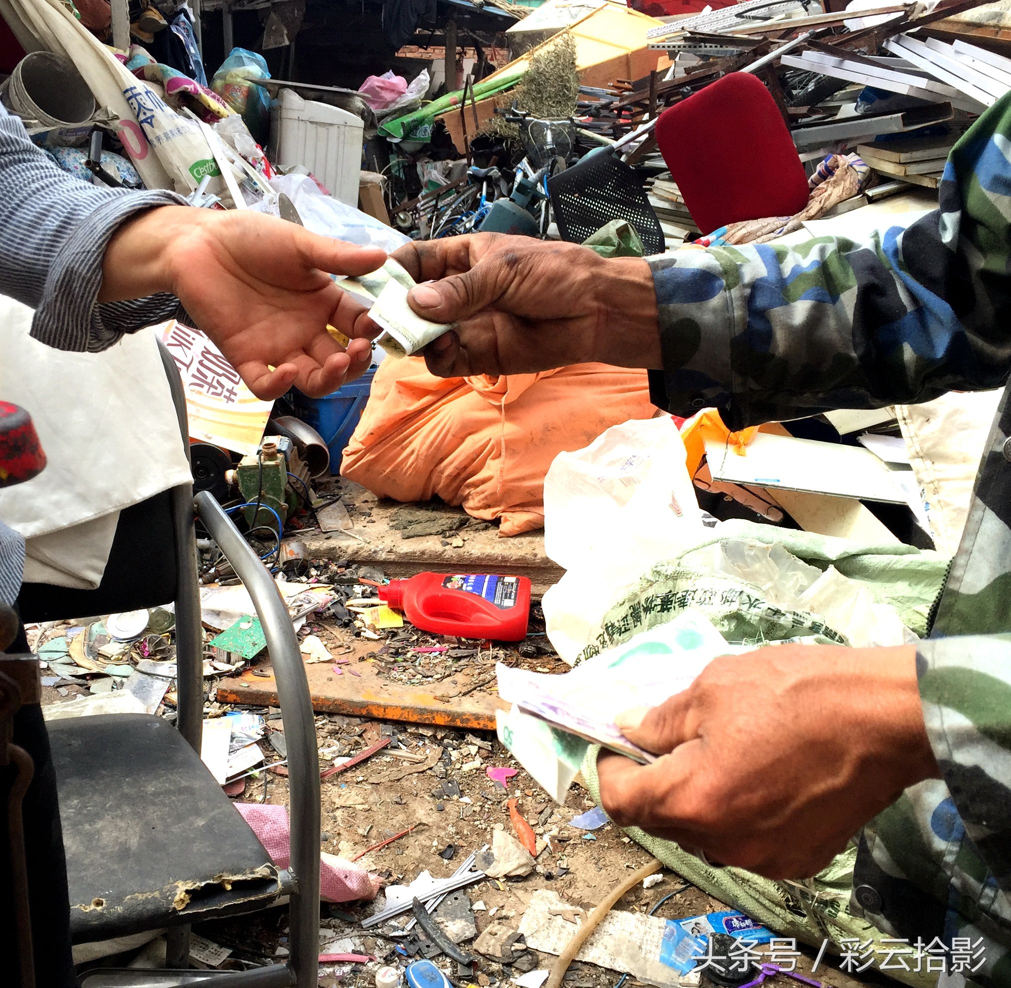 老人捡破烂一年攒了8000块钱后续,老人一年捡破烂赚了8000原视频