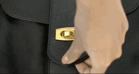 总说要Chanel、LV包包，但你连锁扣怎么打开都不知道！