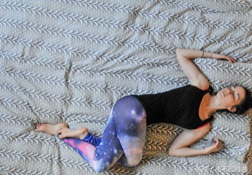 清早起床后背痛？睡前做完这8个动作，显著减轻背痛