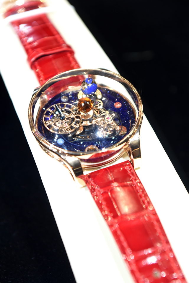 关之琳试戴一亿手表,向太关之琳钻石手表