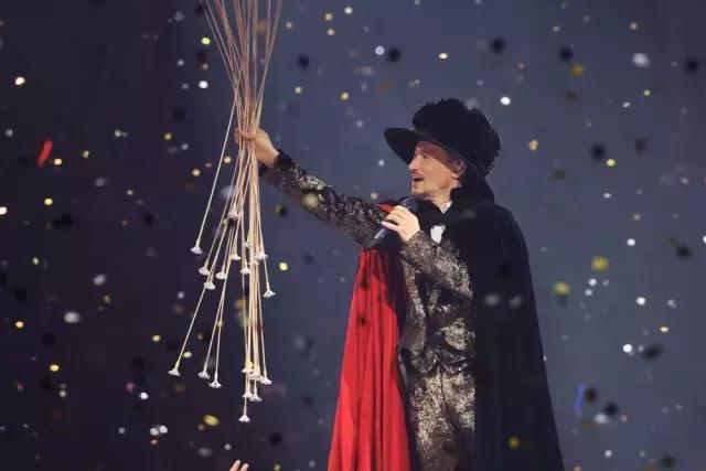 534小时演唱会的人,324天