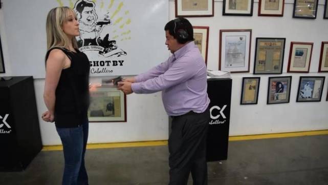 男子用枪瞄准自己的女友,男子用枪射人