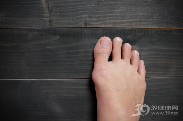 脚肿脚后跟疼要警惕四种病,脚肿脚麻要警惕四种病