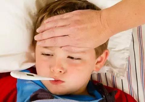 宝宝发烧吃了布洛芬还物理降温吗,发烧的宝宝睡着要不要做物理降温