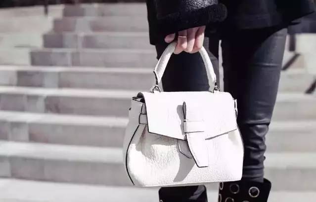 总说要Chanel、LV包包，但你连锁扣怎么打开都不知道！