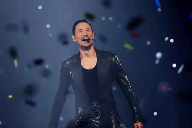 534小时演唱会的人,324天