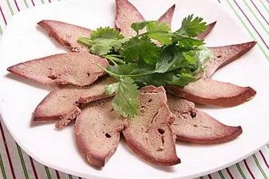 孕妈在怀孕期间不关注饮食，上厕所时竟然出现了血便