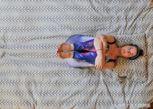 清早起床后背痛？睡前做完这8个动作，显著减轻背痛