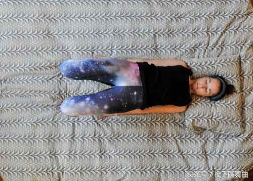 清早起床后背痛？睡前做完这8个动作，显著减轻背痛