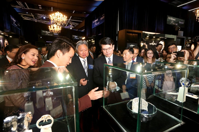 关之琳试戴一亿手表,向太关之琳钻石手表