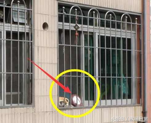 对门邻居门上挂镜子我咋办,隔壁邻居最怕门口放什么