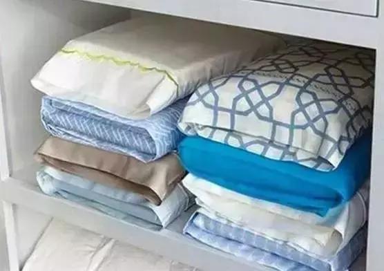 床单被罩四件套整理收纳技巧,如何整理床单被罩节省空间