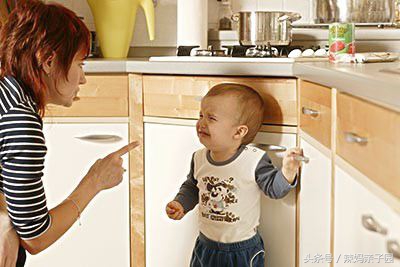 宝宝爱摸「下面」怎么办？家长再尴尬这两件事也不要做