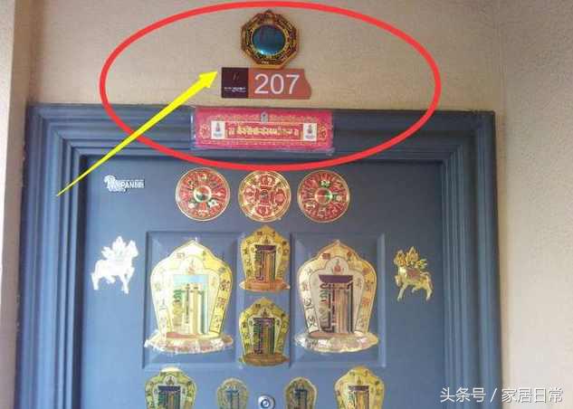 对门邻居门上挂镜子我咋办,隔壁邻居最怕门口放什么