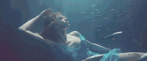 一个让人看了就想脱衣服的海岛，还能与漫天萤火虫共舞……