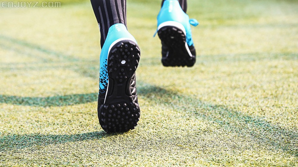 迪卡侬成人足球碎钉球鞋测评实战,迪卡侬agility基础足球鞋怎么样