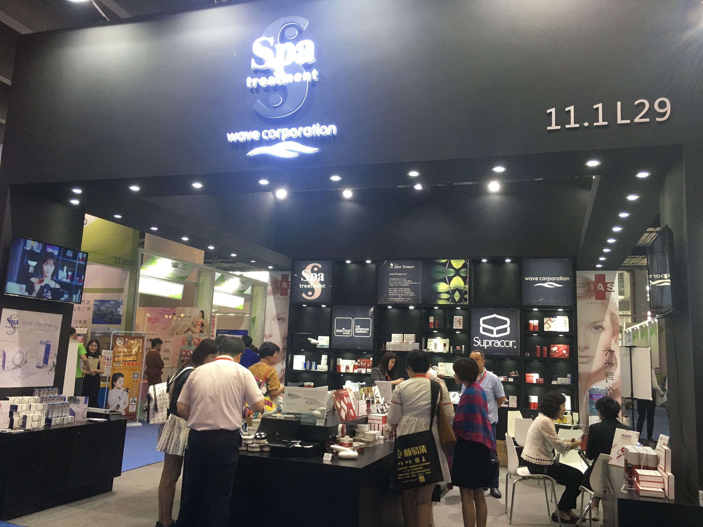 中国国际美博会（广州）上，这款眼膜吸引了无数时尚MM