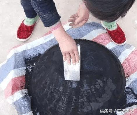 农村锅底下百草霜是用来干嘛的,百草霜是农村用的大锅底的黑灰吗