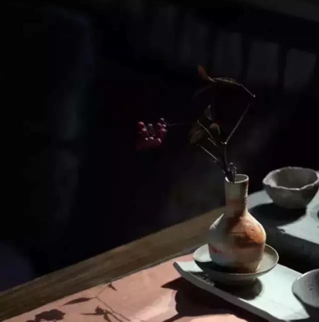 蒹葭苍苍白露为霜天冷莫忘添衣,蒹葭苍苍白露为霜何日归故乡