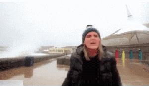 没办法啊打又打不过，只能用淫荡的微笑来缓解尴尬