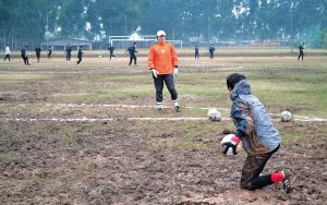 职业球员踢球小技巧,业余球员雨天踢球视频
