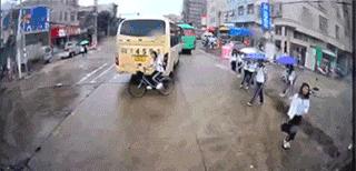 看到菜单上的特价菜香辣蟹一块钱，我点了一份