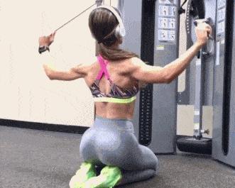 背部变薄的拉伸瘦背最好方法,纠正驼背拉伸背部动作