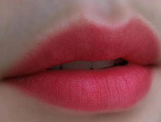 涂口红嘴巴起皮怎么解决,为什么擦口红就起皮