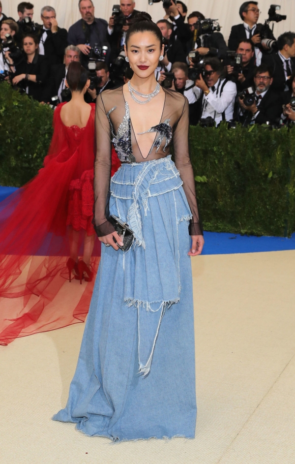 国内顶级模特刘雯时装秀,杨紫琼刘雯谷爱凌亮相metgala红毯