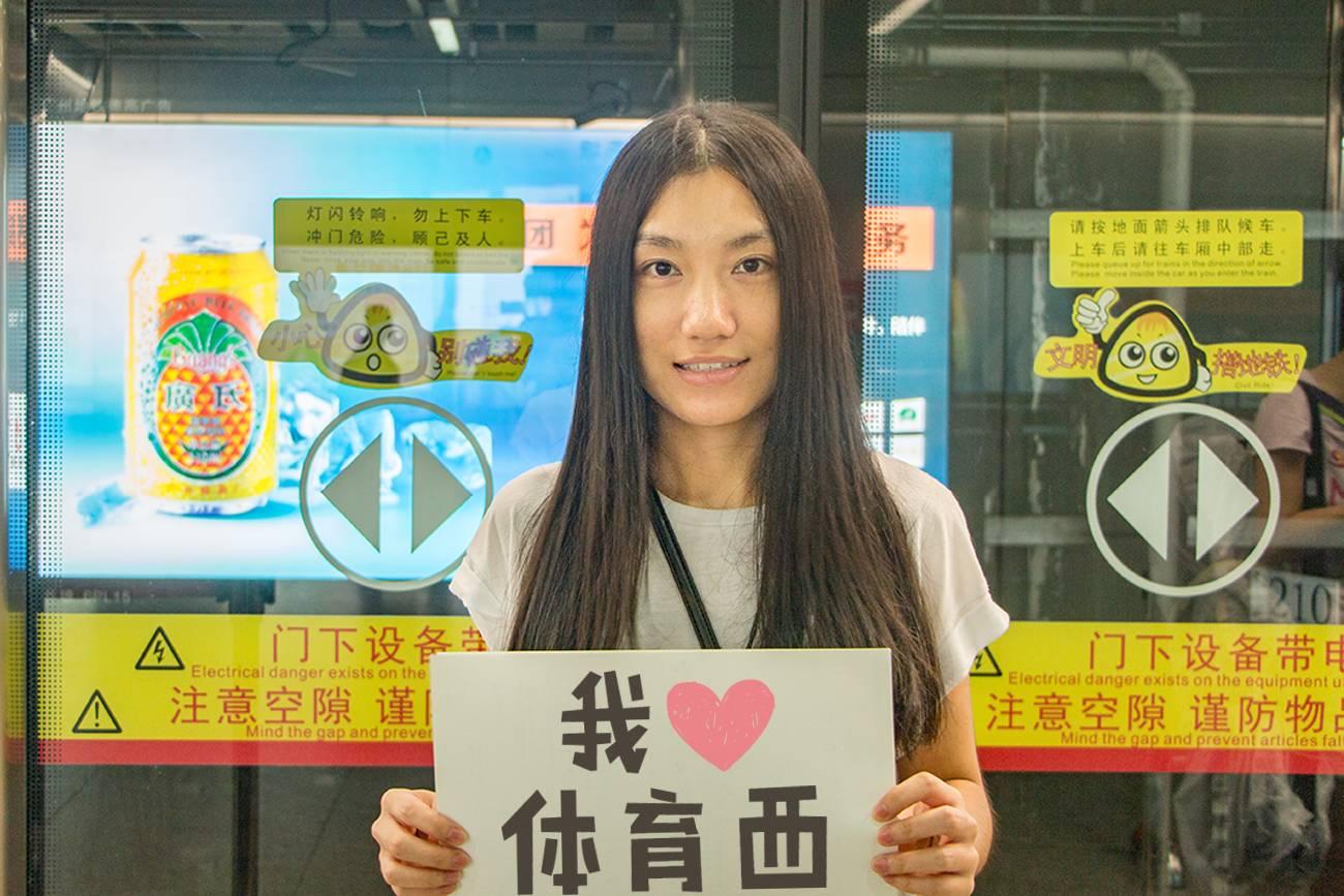 广州某高校一师姐火了！为了欢迎17年新生，竟然这样做