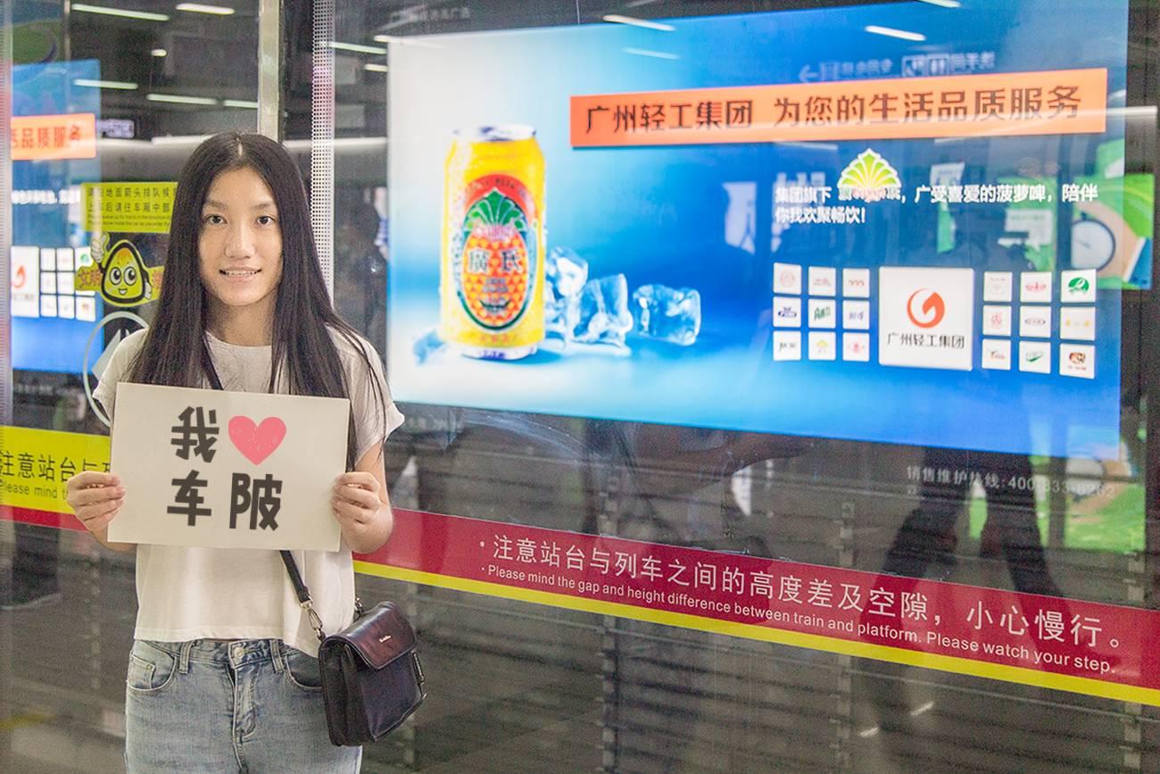 广州某高校一师姐火了！为了欢迎17年新生，竟然这样做