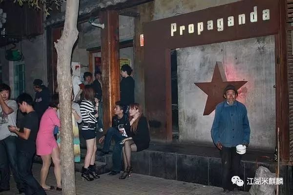 这家店猪排饭酱汁装在“阿拉丁神灯”里，还是22年前的味道！