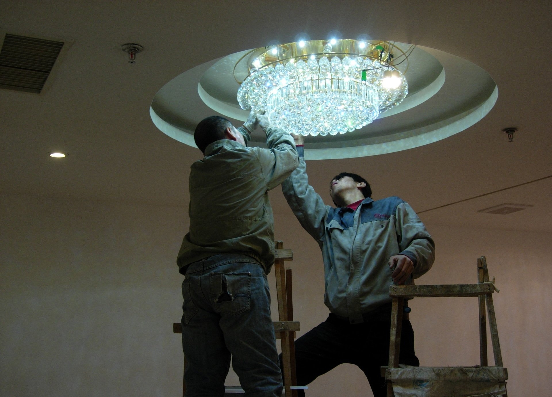 吊灯安装好需要隔一段时间维修吗,吊灯安装关注事项