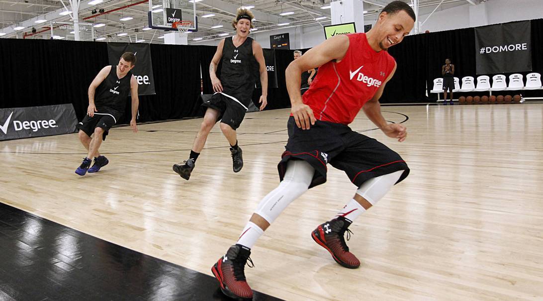 篮球运球教学基本功零基础女生,篮球8-10岁原地运球基本功