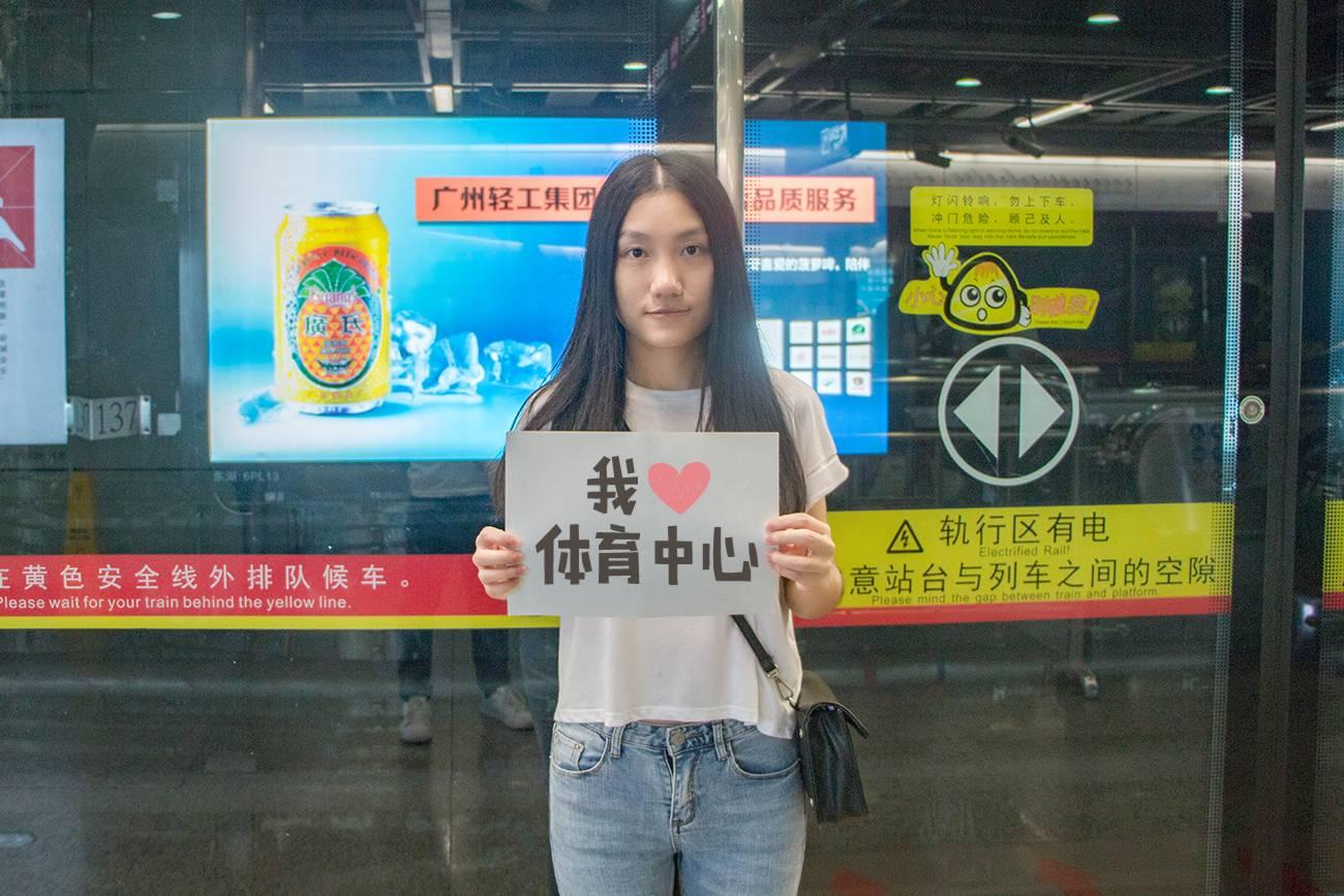 广州某高校一师姐火了！为了欢迎17年新生，竟然这样做