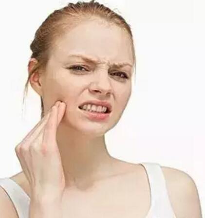 皮肤过敏大面积红肿起皮干痒紧绷,脸部泛红干燥起皮过敏发痒刺痛