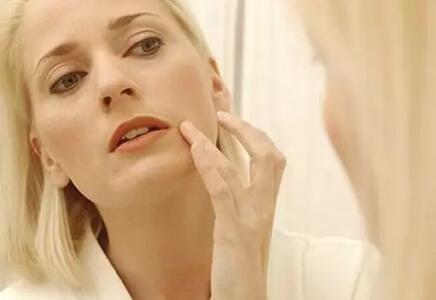 皮肤过敏大面积红肿起皮干痒紧绷,脸部泛红干燥起皮过敏发痒刺痛