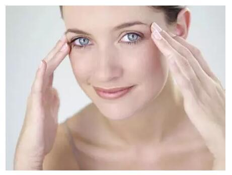 皮肤过敏大面积红肿起皮干痒紧绷,脸部泛红干燥起皮过敏发痒刺痛