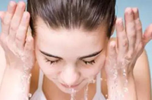 三角区一直长痘是什么原因,三角区为什么容易长痘