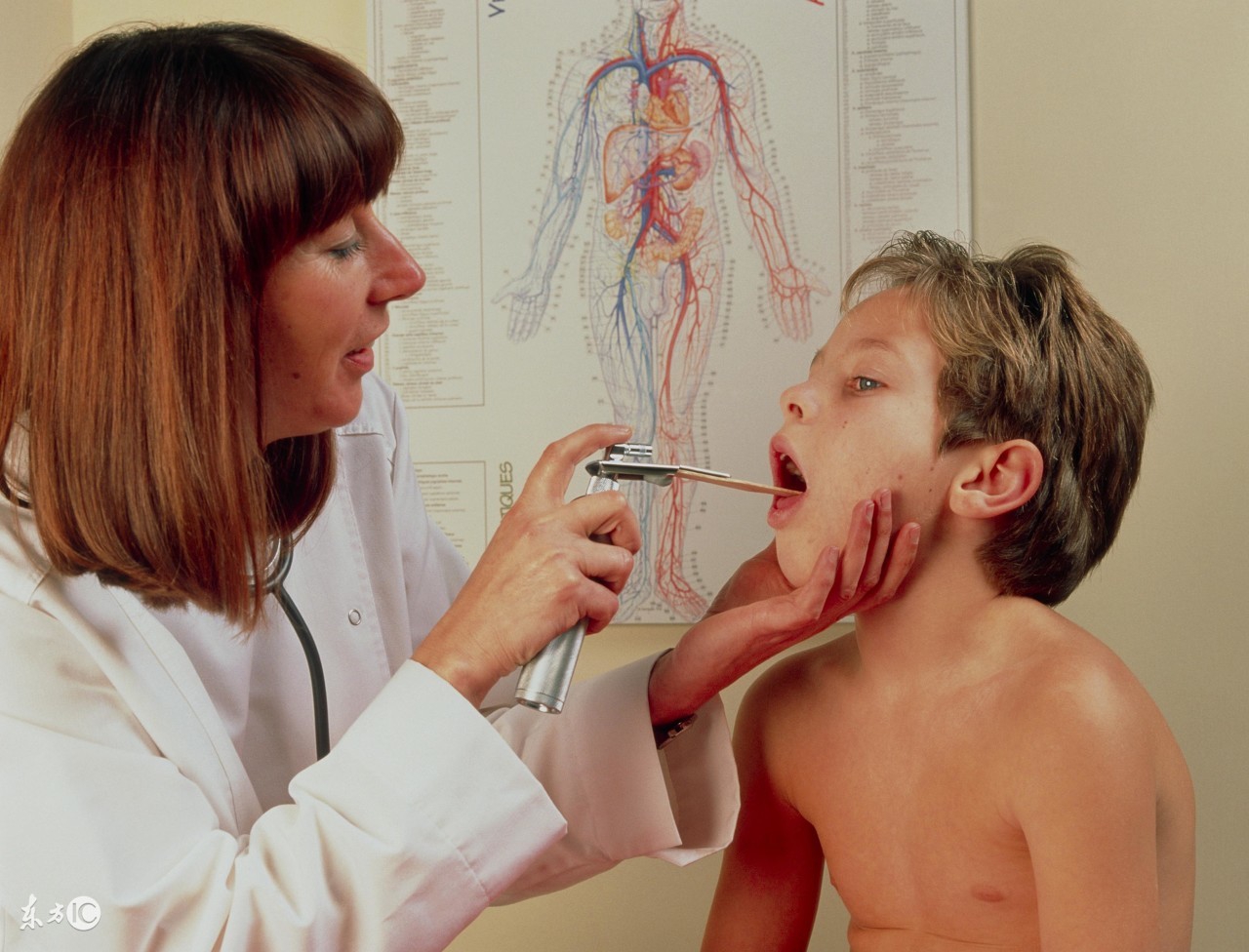 一张嘴就喉咙痛咳出血丝,一张嘴就想咳嗽怎么回事