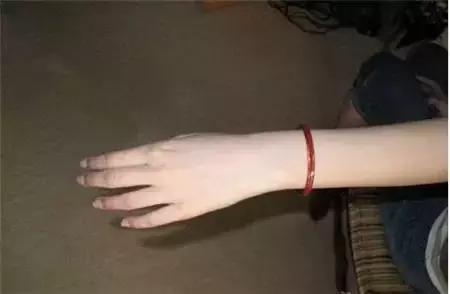 翡翠手镯戴进去难还是取出来难,翡翠手镯是不是能戴上就能取下