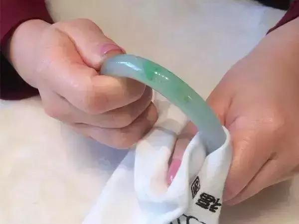 翡翠手镯戴进去难还是取出来难,翡翠手镯是不是能戴上就能取下