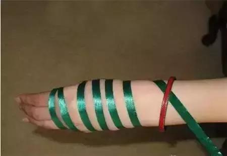 翡翠手镯戴进去难还是取出来难,翡翠手镯是不是能戴上就能取下