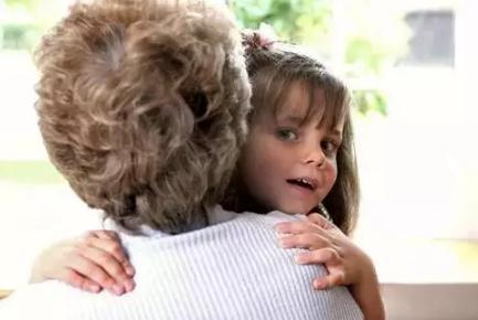 小孩踩到人不道歉怎么教育,孩子一脚踩空妈妈神反应