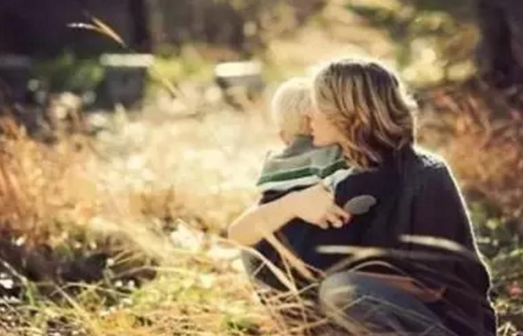 小孩踩到人不道歉怎么教育,孩子一脚踩空妈妈神反应