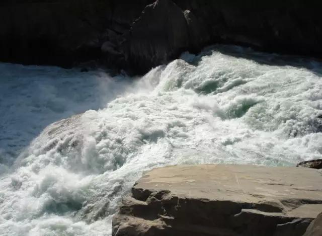 虎跳峡的震撼,虎跳峡惊险之旅